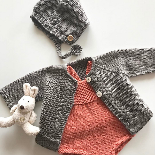 Ensemble pour bébé à tricoter Mavis baby set par Oomieknits