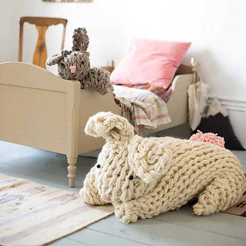 Patron de tricot utilisant de la laine géante Giant Arm Knit Bunny par flax & twine | anne b. weil
