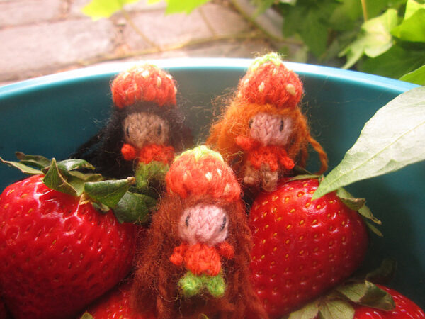 poupée fraise tricotée